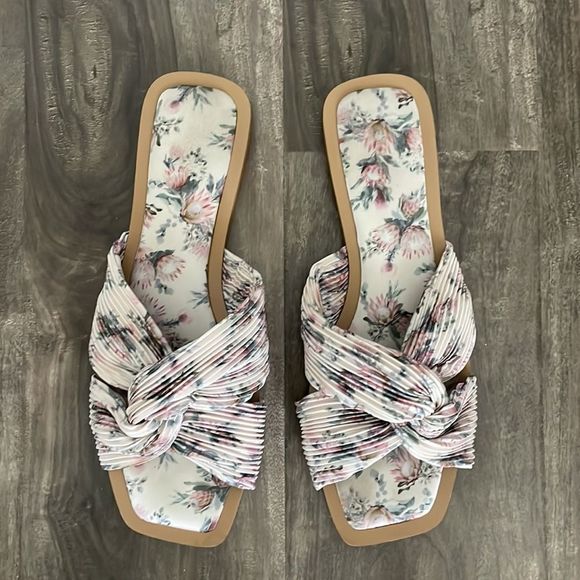 Classy, Feminine Sandals 🌸 - Picture 4 of 7